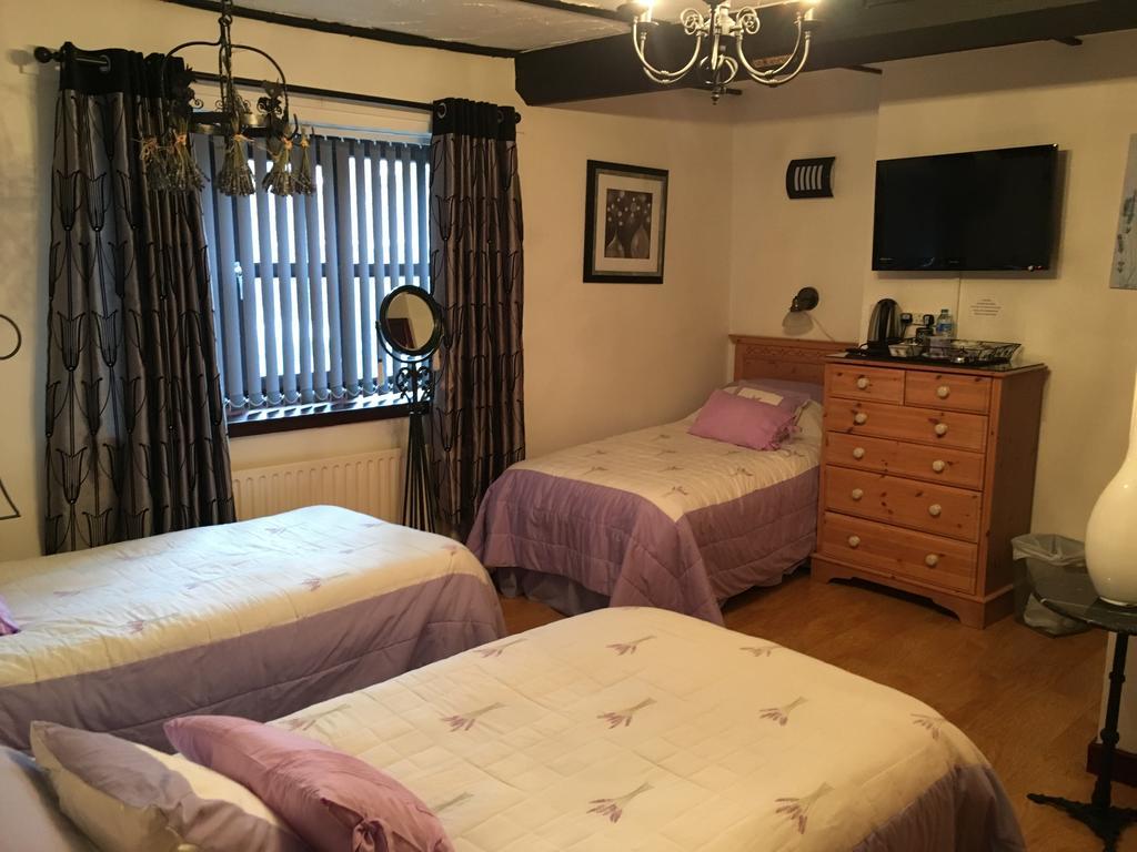 Smithy Lodge Guest House Лейленд Экстерьер фото